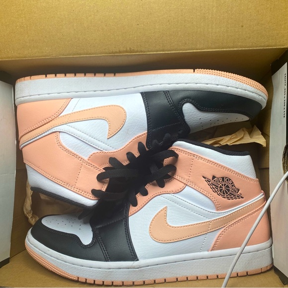 Air Jordan Mid ´Crimson Tint´ in a men's Men